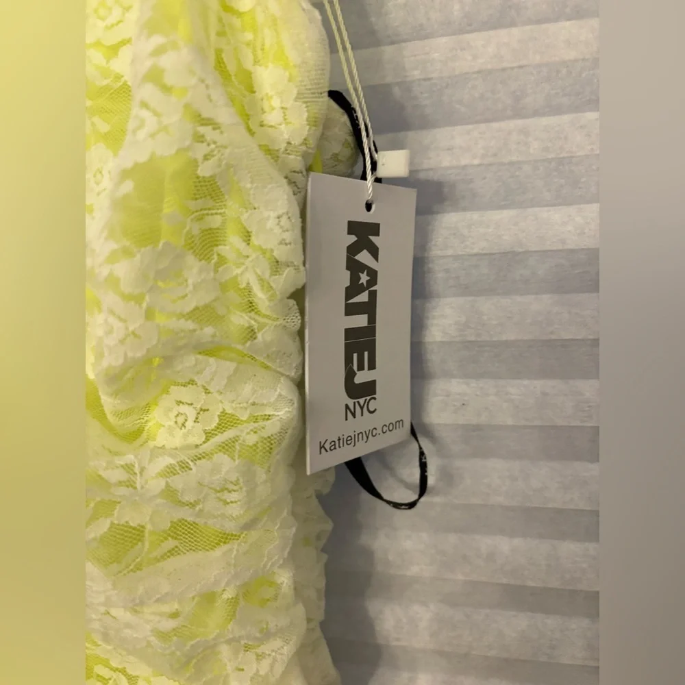 KatieJ NYC Lace Ruched Yellow bodycon mini dress. - NWT size large